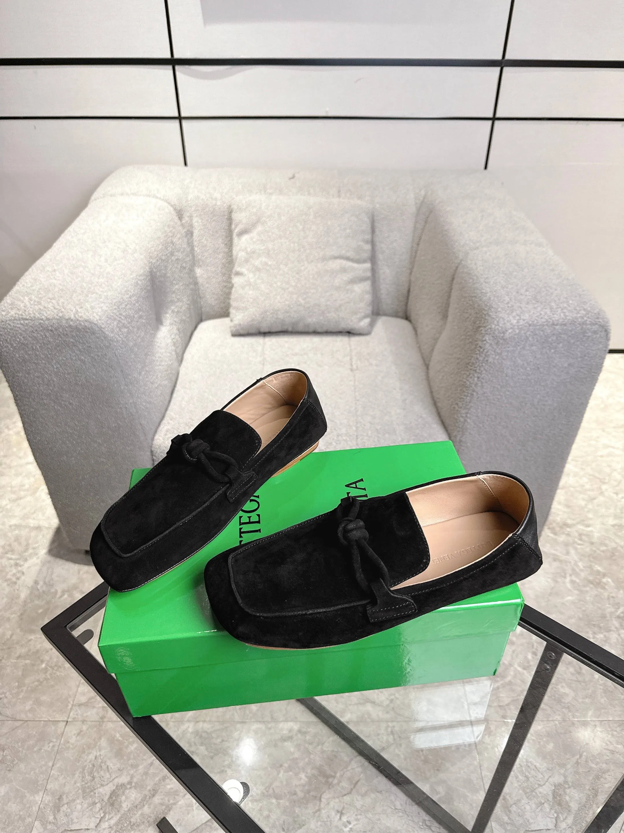 [BV] Top P: 800💰 Size: Women 35-39 (Customized for women 40) Men 39-44 (38.45 non-refundable) Bottega Veneta 2025 Autumn Counter Synchronized Couple Style Bottega Veneta Square Toe Flats Original 1:1 material selection, genuine leather outsole! A one-to-one replica of the original! quality assurance!